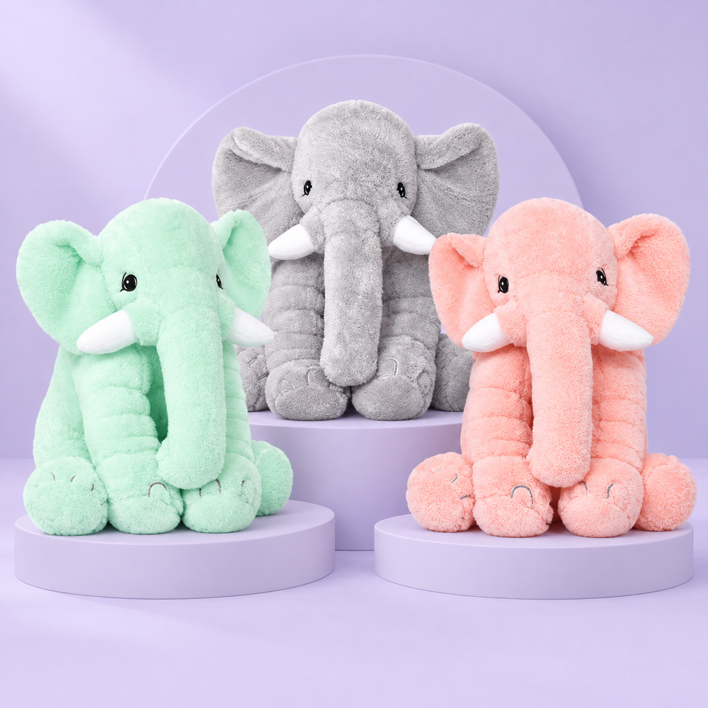 Drei Pababo Plüschelefanten in Mint, Grau und Rosa auf lavendelfarbenen Podesten