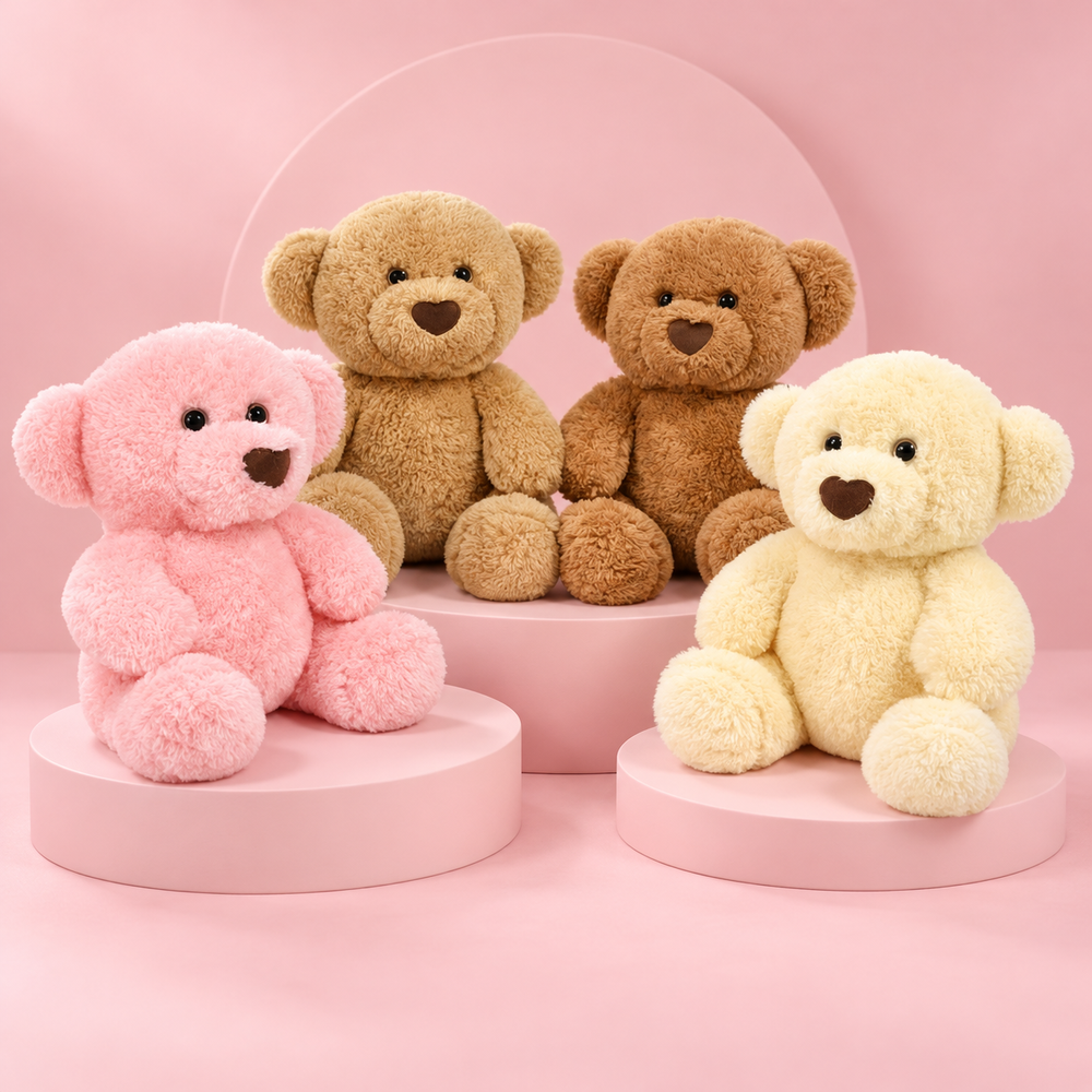 Vier Pababo Teddybären in Rosa, Karamell, Braun und Creme auf rosafarbenen Podesten